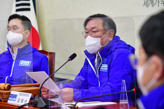 더불어민주당 김태년 당대표 직무대행이 12일 오전 국회에서 열린 더불어민주당 중앙선대위 회의에서 발언하고 있다.  연합뉴스